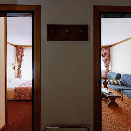 Alaska Cortina Hotel 4*