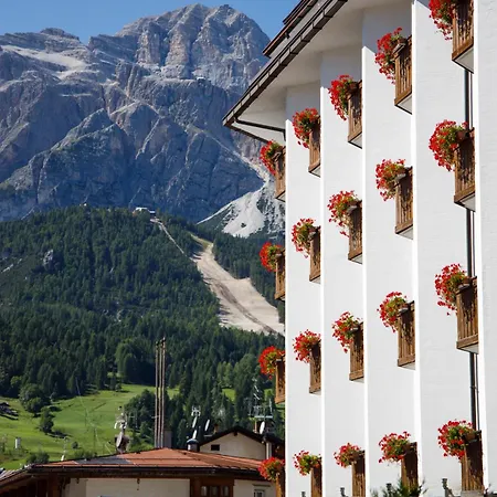 Alaska Cortina Otel 4*