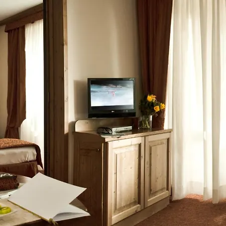 Alaska Cortina Otel 4*